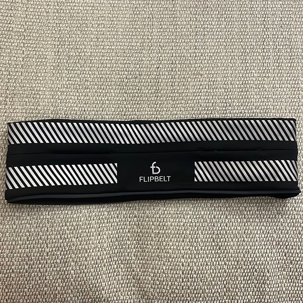 FlipBelt Classic Running belt - Reflective Black in Size Small